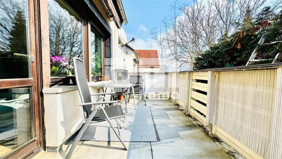 Gepflegtes Raumwunder in idyllischer Lage - Modernisiertes Einfamilienhaus Garagen / Garten - EG Balkon